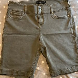 Torrid Size 18 Jegging Bermuda shorts with stretch! Olive/Grey colour